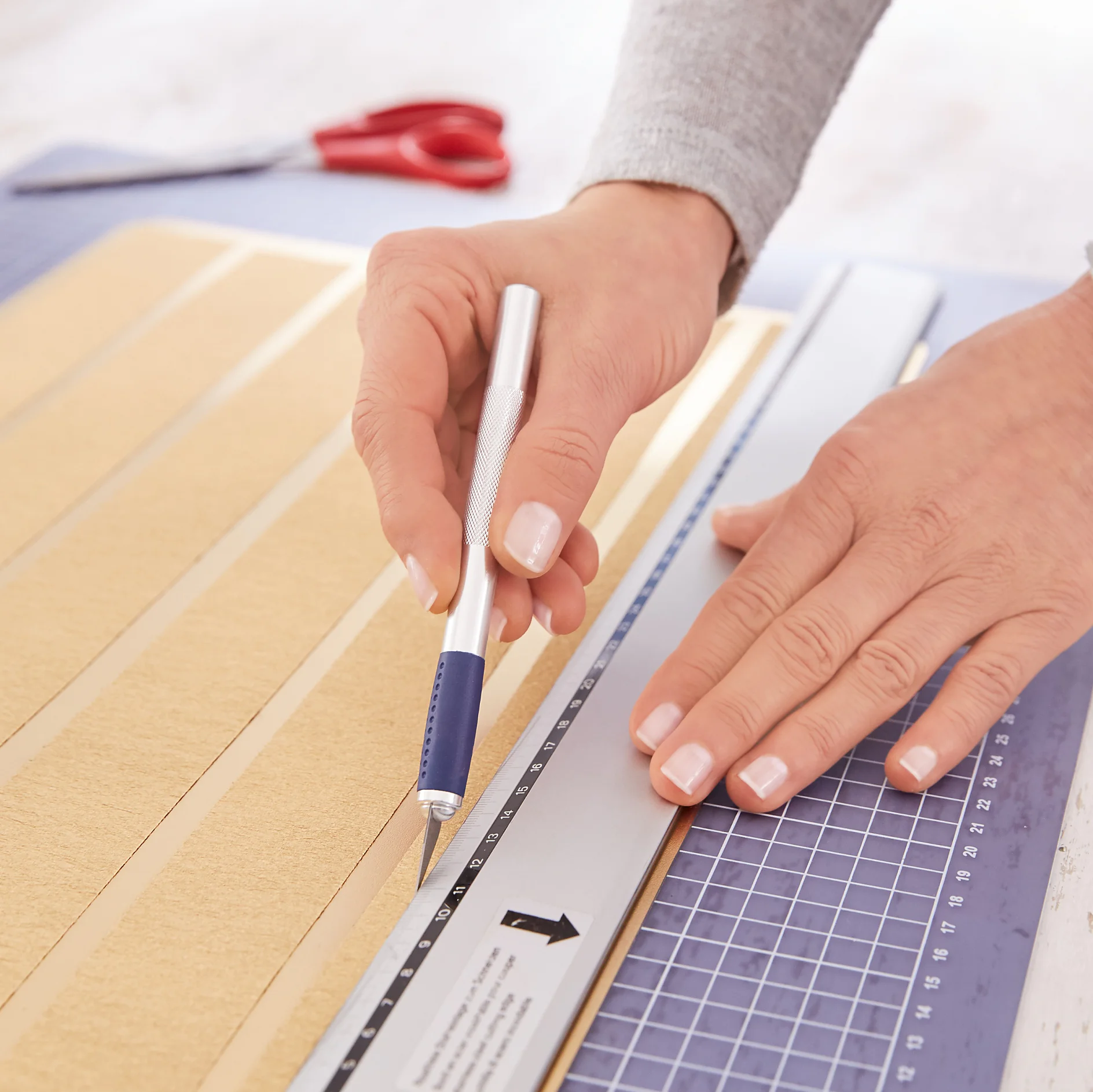 Tisch mit dem Easy Cover® abdecken und die Streifen mit dem goldenen Sprühlack einfärben. Nach dem Trocknen die Streifen mit Cutter und Lineal in der gewünschten Breite zuschneiden.