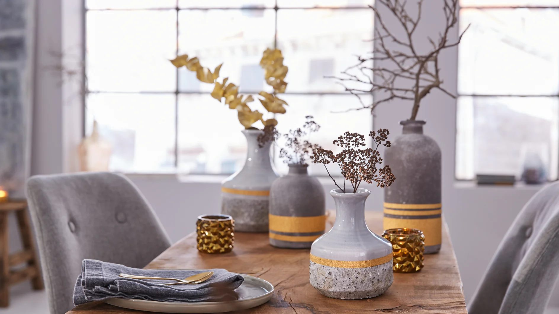 Goldfinger brauchen Sie nicht, um den Vasen ihr Streifenmuster zu geben – und dazu auch wenig Zeit. Dafür wird Malerband nur goldfarben angesprüht und in verschiedenen Breiten auf die Vasen geklebt. Es sieht mit seiner gekreppten Oberfläche interessant aus und eignet sich perfekt für Kurven oder Rundungen.