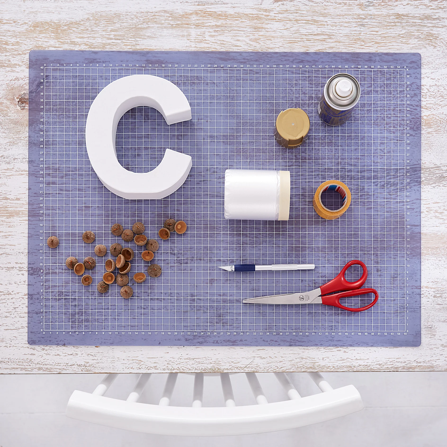 Das brauchen wir: Deko-Buchstabe aus Pappe ca. 20 cm hoch, Eichelhütchen, Cutter, Schere, Sprühlack in Gold, tesa® Bastelband 2,75 m x 38 mm, tesa Easy Cover® Premium M.
Zeitvorgabe: 20 Minuten + ca. 2 Stunden Trocknungszeit