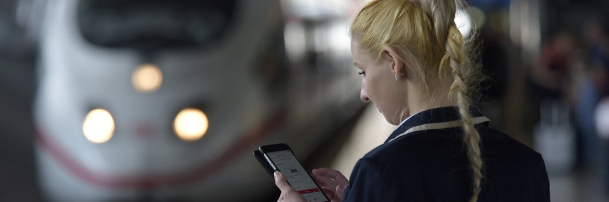 Digitalisierung - Reisende am Fernbahnhof Frankfurt Flughafen / Neue Kommunikationswege am Bahnsteig||Digitalisierung - Reisende am Fernbahnhof Frankfurt Flughafen / Neue Kommunikationswege am Bahnsteig