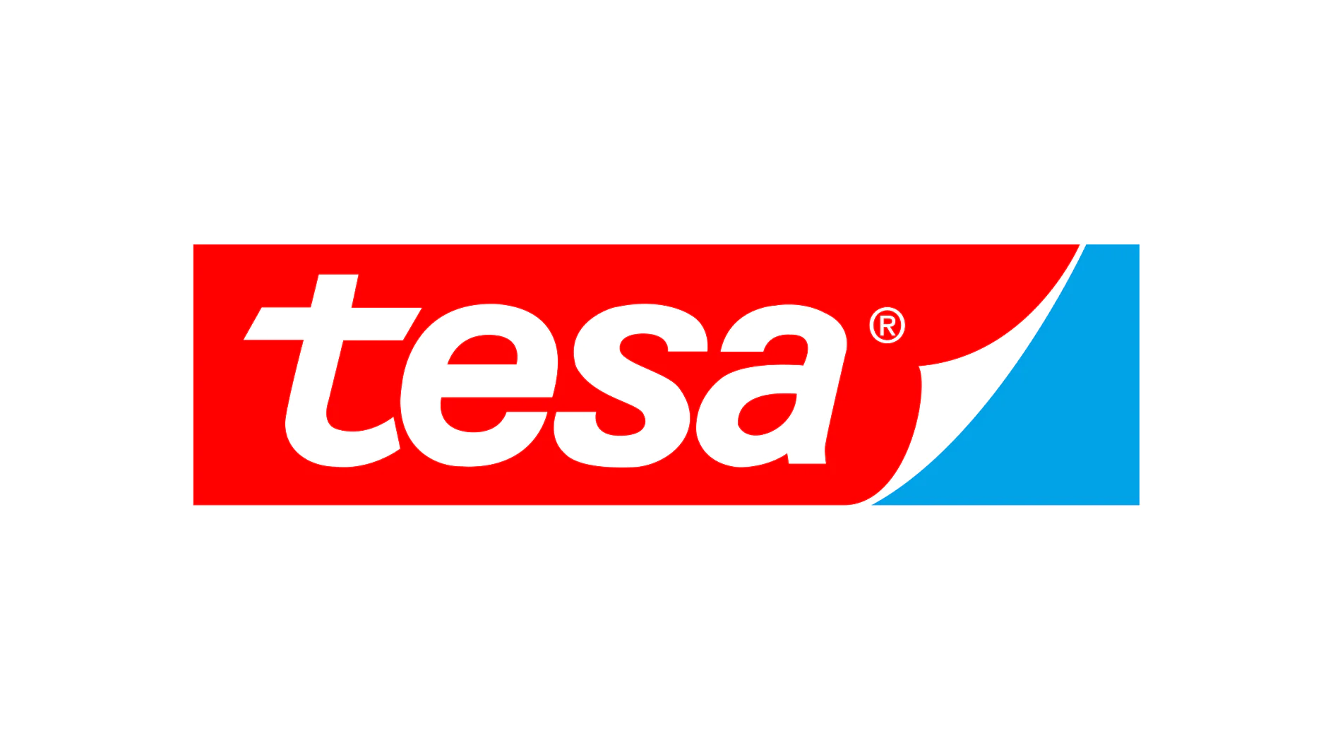 Das Bild zeigt das Logo des Tesa-Klebebands mit dem Wort „tesa“ in weißen Kleinbuchstaben auf rotem Hintergrund. In der oberen rechten Ecke erscheint ein kleines blaues Dreieck, das einer abgezogenen Kante ähnelt und einen weißen Rand um das gesamte Design hat.