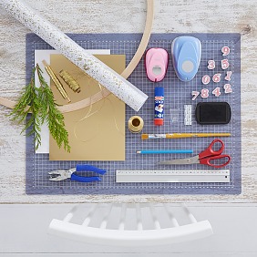 Das brauchen wir: Gymnastikreifen aus Holz ø 60 cm, Pinsel, goldene Farbe, goldenes Band zum Aufhängen, Schere, Bleistift, Lineal, festeres Geschenkpapier mit goldenem Muster, Spiegelkarton in Gold DIN A4, festes weißes Papier, Zahlenstempel ca. 2 cm hoch, Stempelkissen schwarz, Lochzange, Lochstanzer ø 4,5 cm und 3,3 cm, goldenes dünnes Garn, grüne Zweige, Golddraht, tesa Stick ecoLogo®, tesa Powerstrips® Transparent DECO Haken LARGE

Zeitaufwand: ca. 2,5 Stunden + Trocknungszeit 2 Stunden