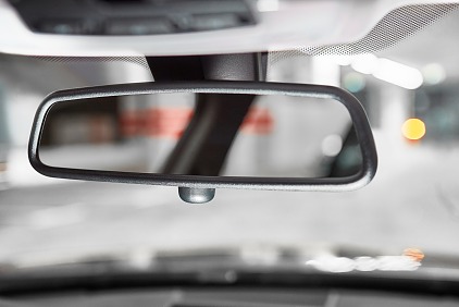 Auch in der Automobilbranche ist der Einsatz von hochwertigen Tapes, zum Beispiel bei der Verklebung von Seiten- oder Rückspiegeln, nicht mehr wegzudenken. Klebeband-Lösungen lassen sich schnell, sauber und sicher verarbeiten.