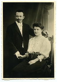 Von 1903 bis 1908 war Elsa Tesmer als Kontoristin bzw. Leiterin der Schreibstube bei Beiersdorf tätig. In dieser Zeit erfand sie den Namen „Tesa“, gebildet aus den Silben ihres Nachnamens (Te-) und Vornamens (-sa).