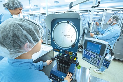 Die tesa Labtec GmbH entwickelt und produziert Wirkstoff-Pflaster und schnell lösliche orale Filme für die internationale Pharmaindustrie. In der Reinraum-Einheit ist die Luft 1000-mal sauberer als auf einem Gebirgsgipfel.