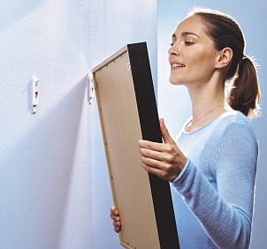 Der innovative Klebenagel von tesa hält auch auf empfindlichen Untergründen wie Tapeten oder Putz. Vorteil: Man benötigt kein Werkzeug, hinterlässt keine Spuren und vermeidet Beschädigungen am Untergrund.