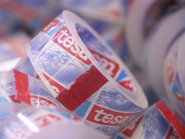 Seit der Erfindung des tesafilm® vor mehr als 80 Jahren wurden über 50 Milliarden Meter des transparenten Klebestreifens verkauft. Damit ließe sich die Erde am Äquator etwa 1250-mal umwickeln.