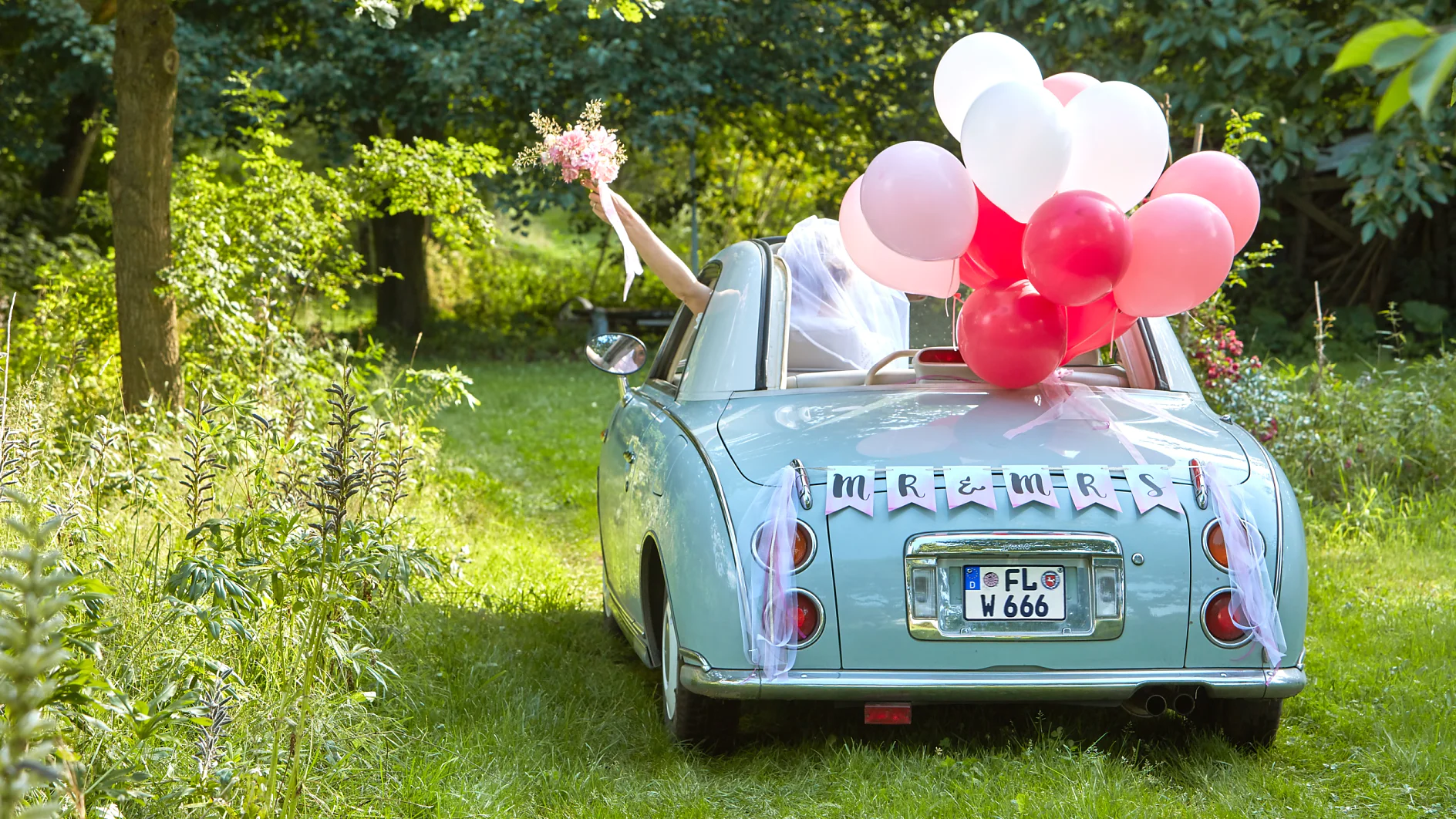 Während die Gäste noch feiern, startet das Brautpaar in den Honeymoon – natürlich im schick geschmückten Oldtimer. Es soll ja schließlich jeder wissen, dass sich „Mr & Mrs“ getraut haben.