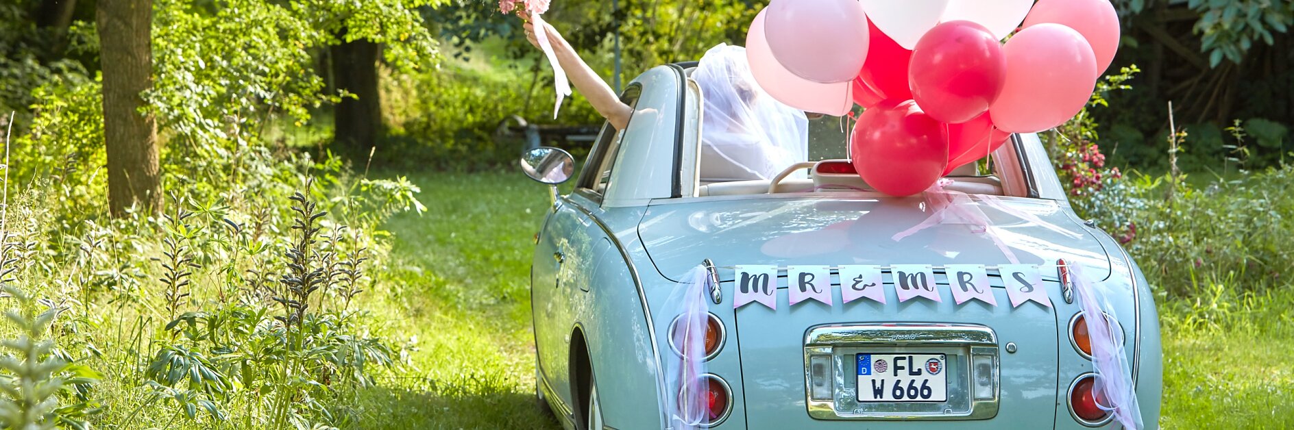 Während die Gäste noch feiern, startet das Brautpaar in den Honeymoon – natürlich im schick geschmückten Oldtimer. Es soll ja schließlich jeder wissen, dass sich „Mr & Mrs“ getraut haben.