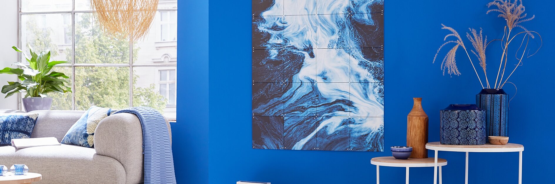 Das Bild aus quadratischen Karten kann im Wunschformat bestellt werden. Es wird mit wieder ablösbaren Powerstrips® an der Wand befestigt.