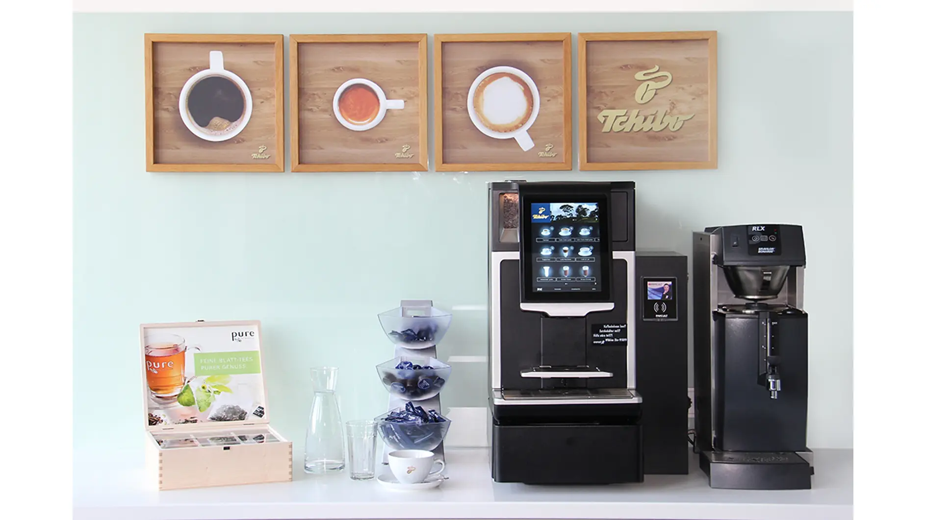 In unseren Teeküchen finden Sie kostenfreies Wasser, Tee und Kaffee