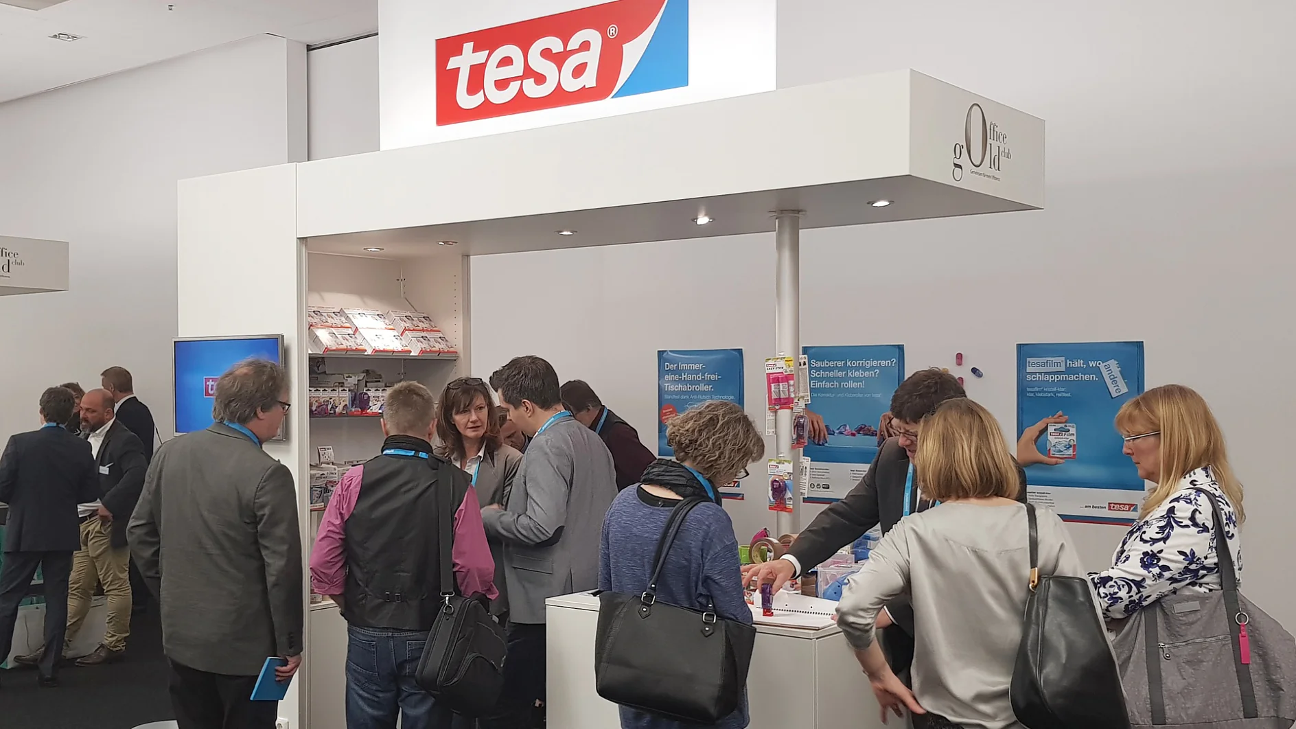 Der gut besuchte tesa Stand auf dem procurement day im Rahmen der paperworld 2018.