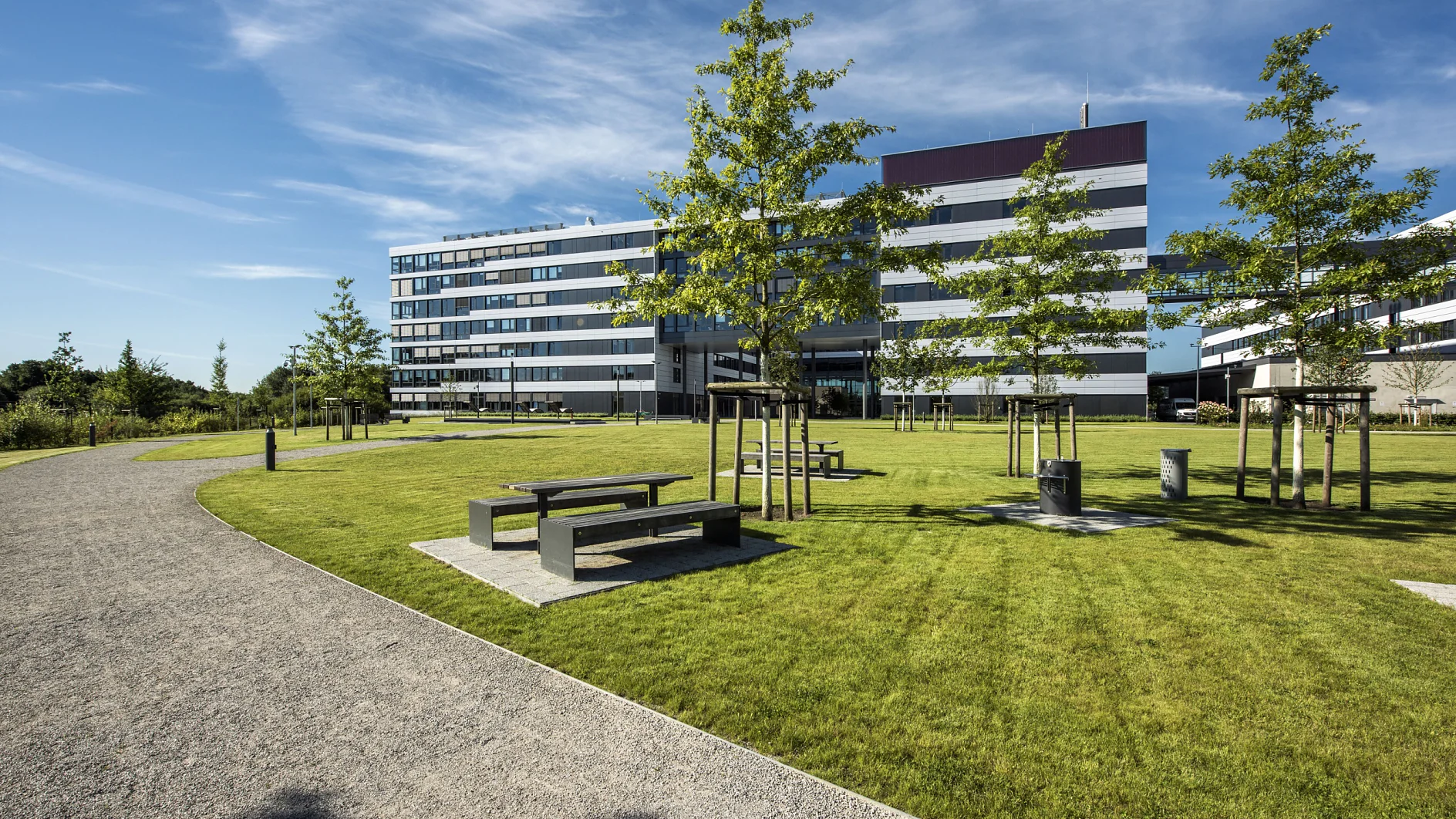 Auf unserem Campus finden Sie eine Sportanlage, die zum gemeinsamen Fuß- und Basketballspielen einlädt. Auf unserem Campus finden Sie eine Sportanlage, die zum gemeinsamen Fuß- und Basketballspielen einlädt.