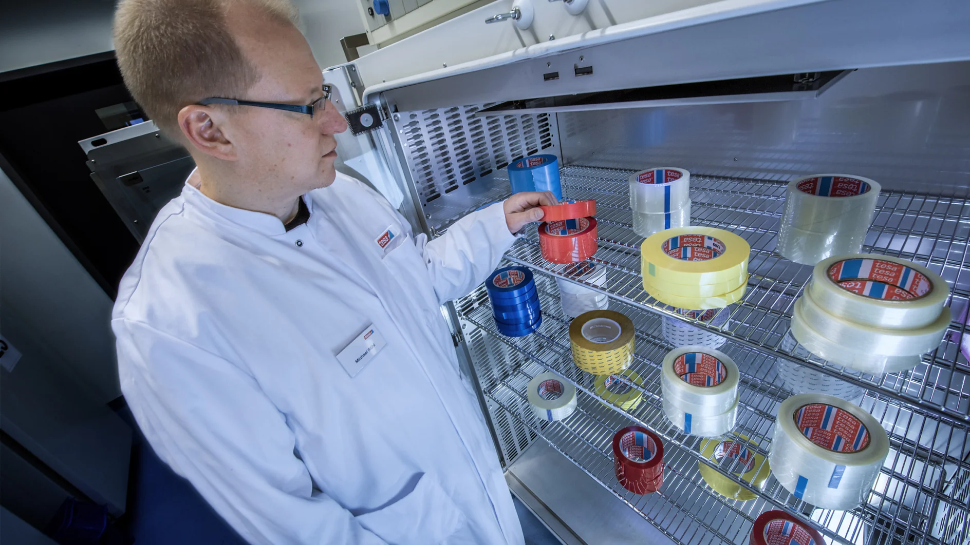 „Zeitmaschine“ für Klebebänder: Im tesa Forschungszentrum wird in einer Wärmekammer die Alterung von Produkten simuliert.