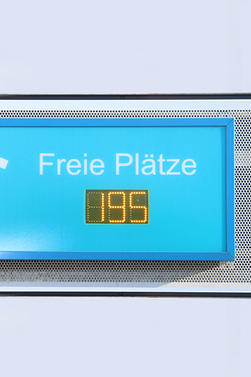 Wir bieten kostenfreie Parkplätze, die Möglichkeit Fahrräder sicher abzustellen und Elektrofahrzeuge zu laden.