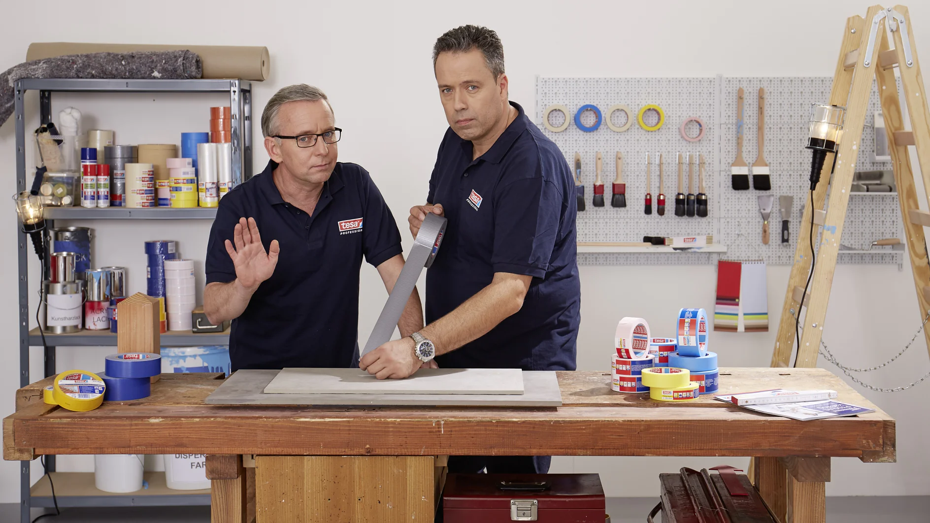 In diesem Video zeigen euch Matthias und Mario wie ihr sicher auf Naturstein abklebt bzw. wie ihr das Abkleben auf Naturstein angehen solltet. Hierbei gibt es einige Dinge zu beachten.