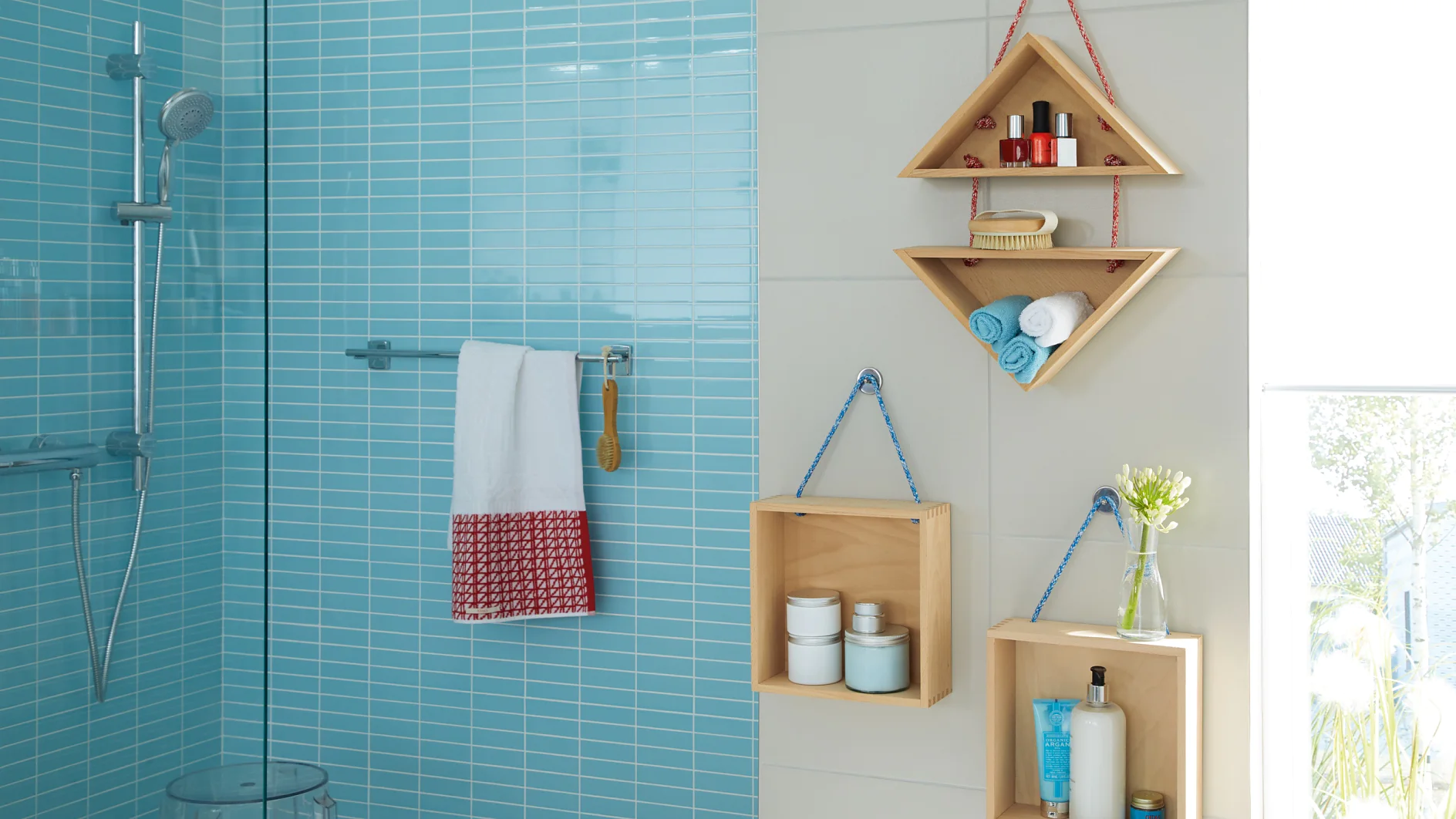 The wall mounted shelves in decorative box or triangular shapes hang on braided cords, which in turn are attached to round tesa® Adhesive Screws. The advantage: The DIY decorative shelf will safely hold as long as you need it and leaves no holes in the wall when you remove it.