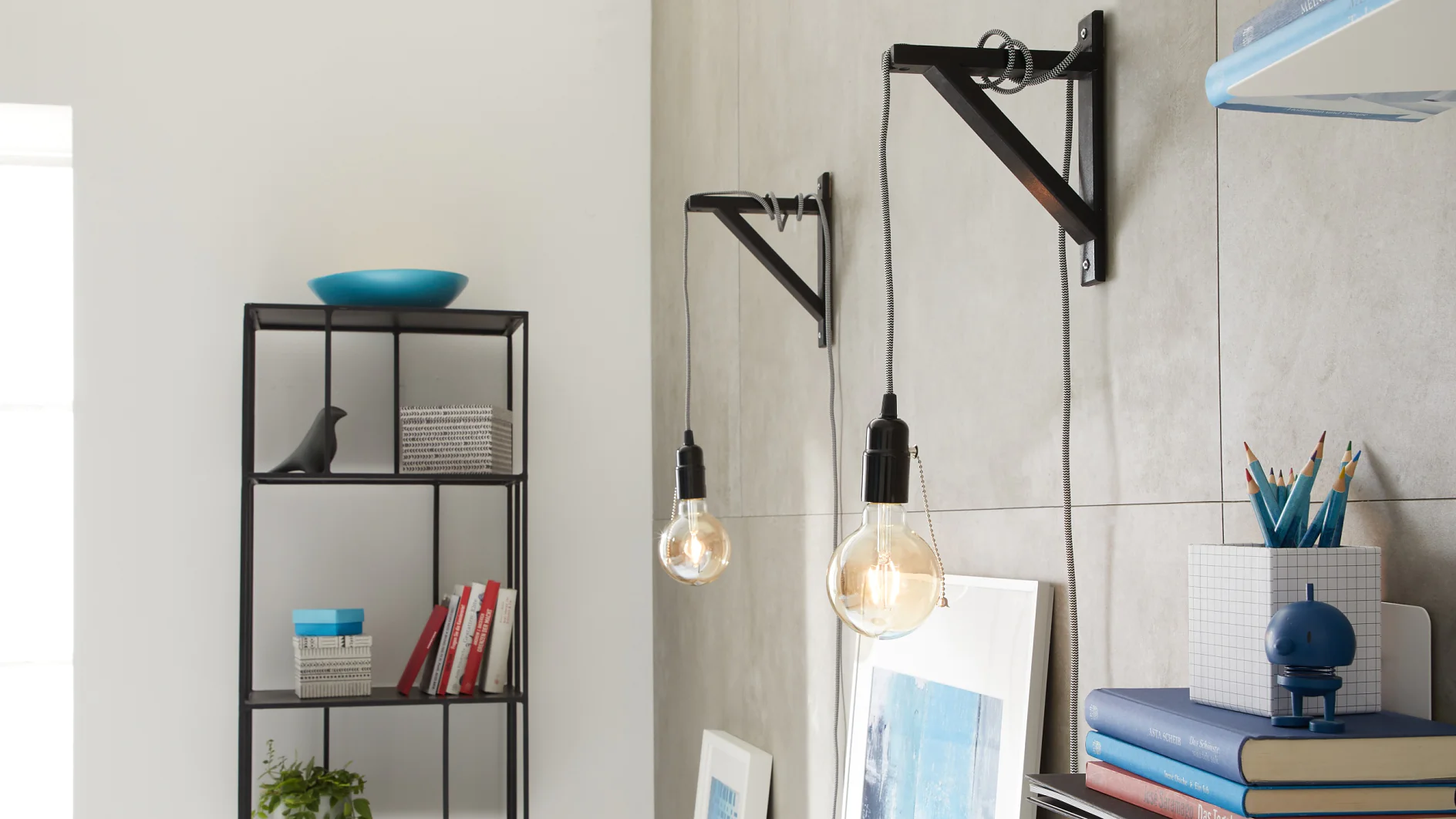 These decorative wall mounted lamps hang on simple wooden consoles. The eye-catcher: the nostalgic carbon filament LED bulbs. The wall light fixture is easily mounted to the wall with an adhesive screw – and without using a drill.