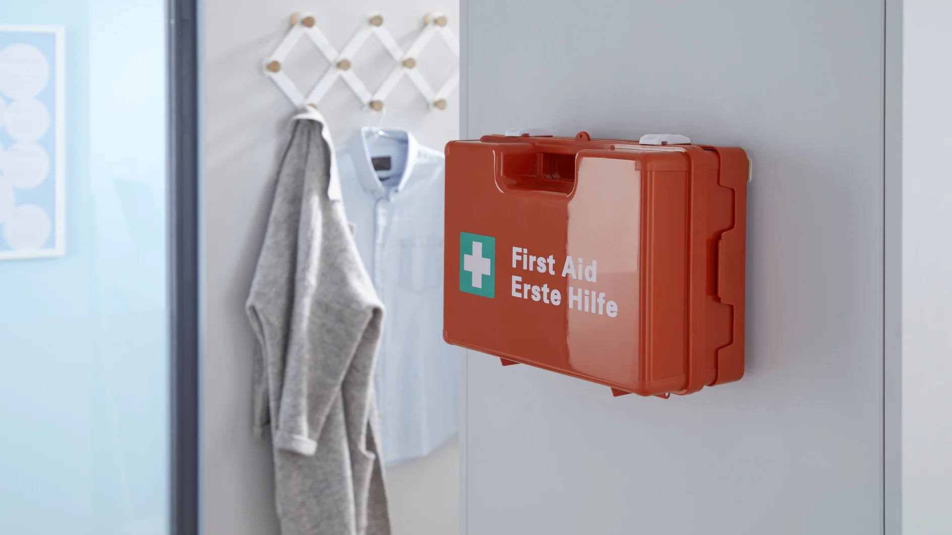tesa_77905_adhesive_screw_first_aid_kit_mood_001