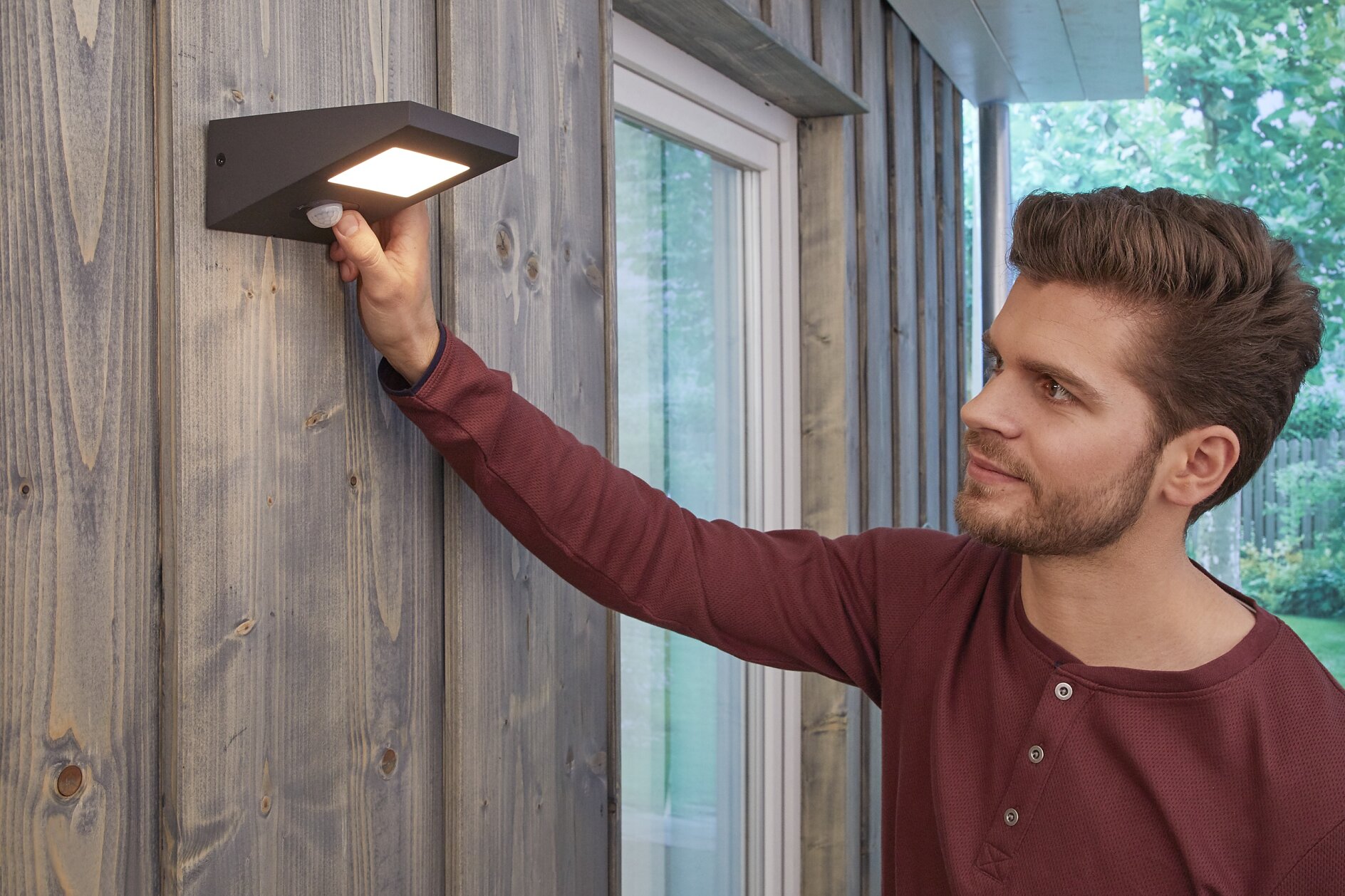 Lampe mit Bewegungssensor – Befestigen ohne Bohren