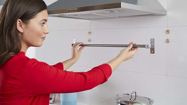 So kannst du eine Küchenleiste ohne Bohren befestigen
