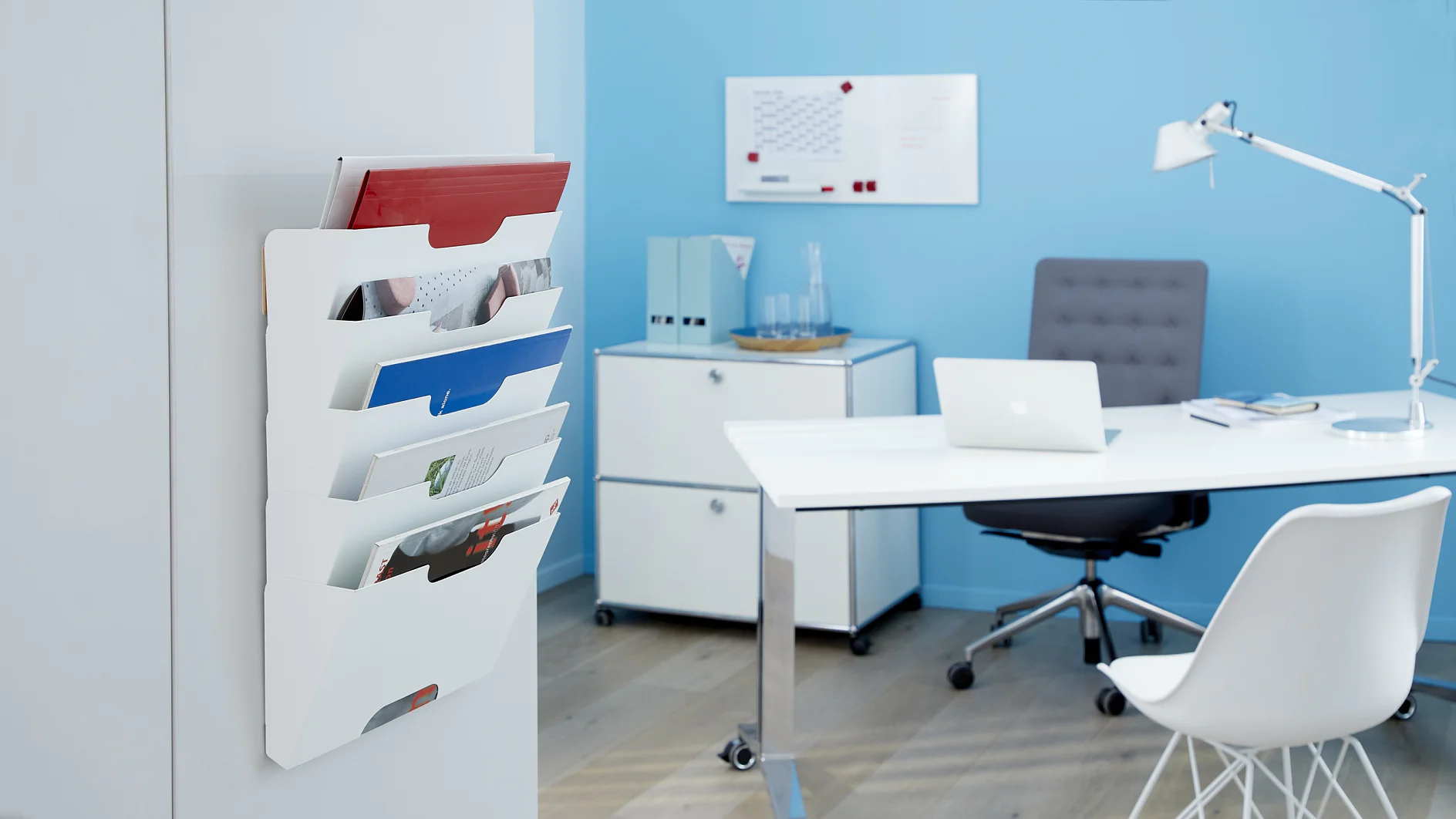 tesa_77908_adhesive_screw_news_rack_mood_001