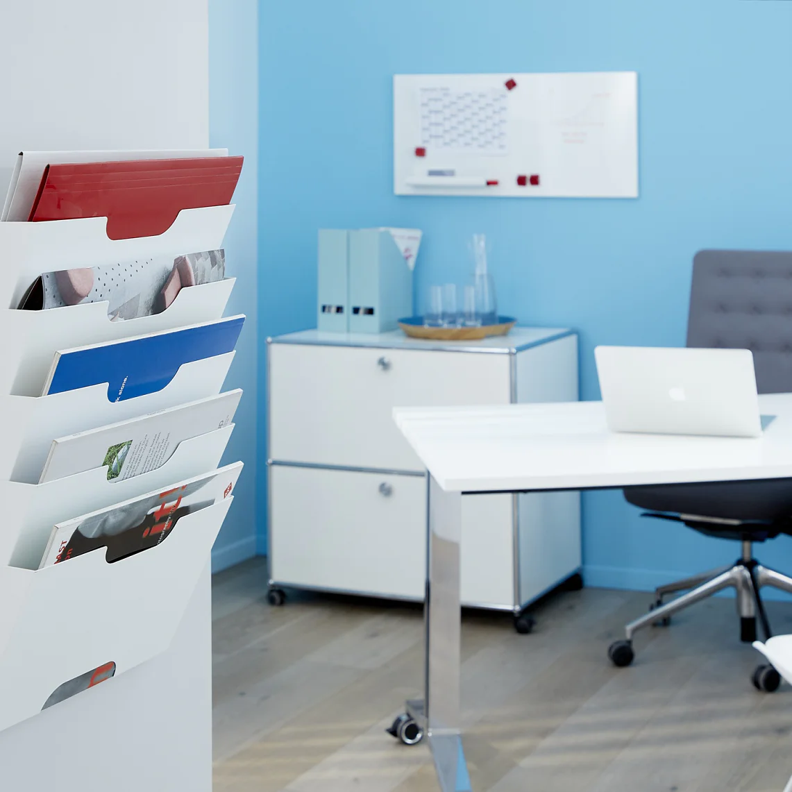 tesa_77908_adhesive_screw_news_rack_mood_001