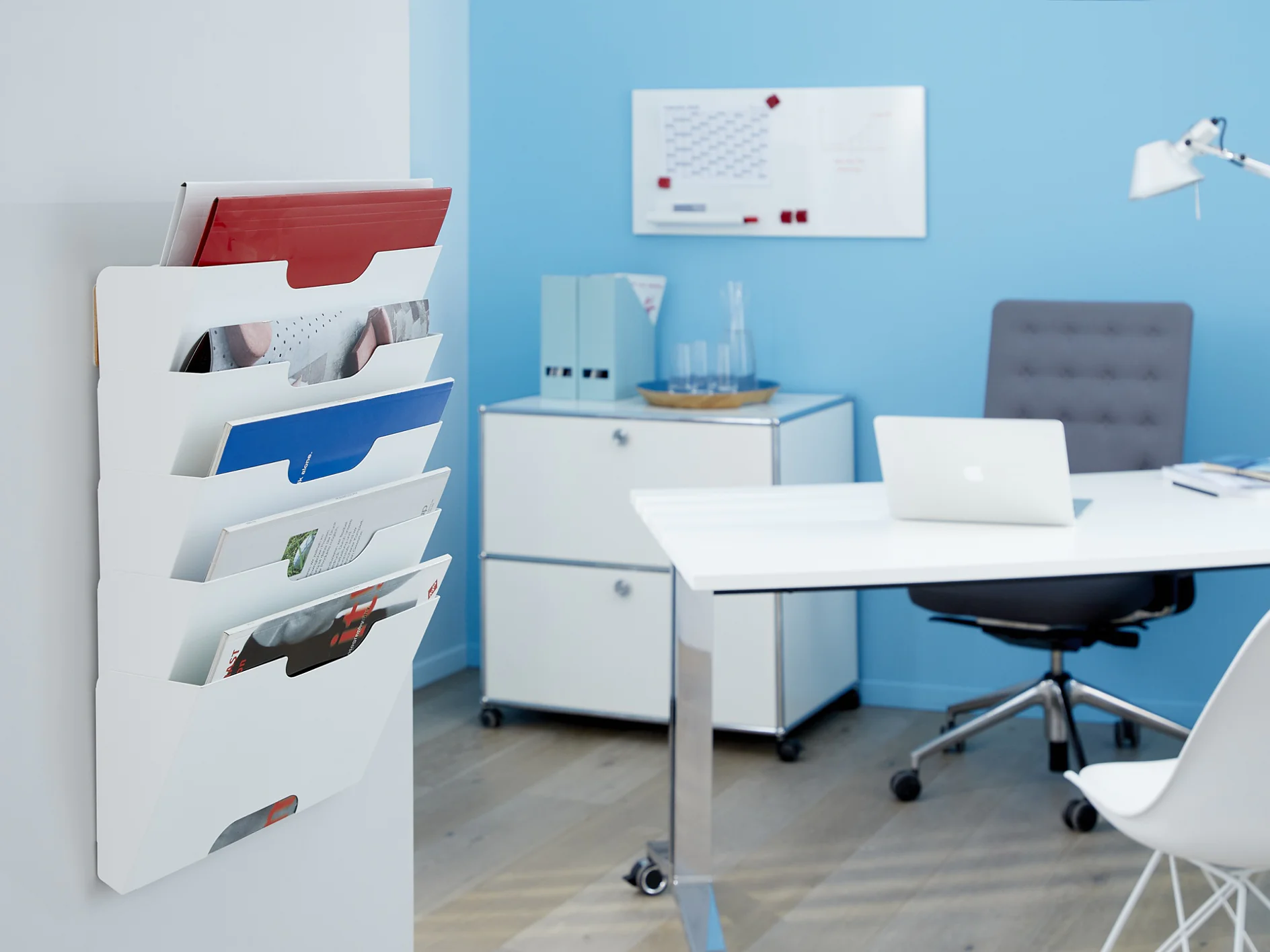 tesa_77908_adhesive_screw_news_rack_mood_001