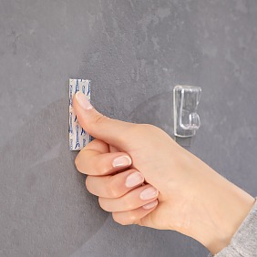 Powerstrip® an der jeweils gekennzeichneten Stelle auf die Wand kleben und 5 Sekunden an mehreren Stellen fest andrücken.