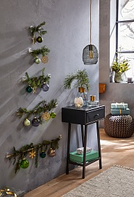 Für viele ist ein Weihnachtsbaum DAS Symbol fürs Fest. Doch wer sagt, dass es immer einer aus Tanne sein muss? Im Flur oder in kleinen Räumen macht sich auch das stilisierte Modell an der Wand gut. Und da es mit Powerstrips® befestigt wird, kann es nach den Feiertagen ganz einfach und spurlos entfernt werden.