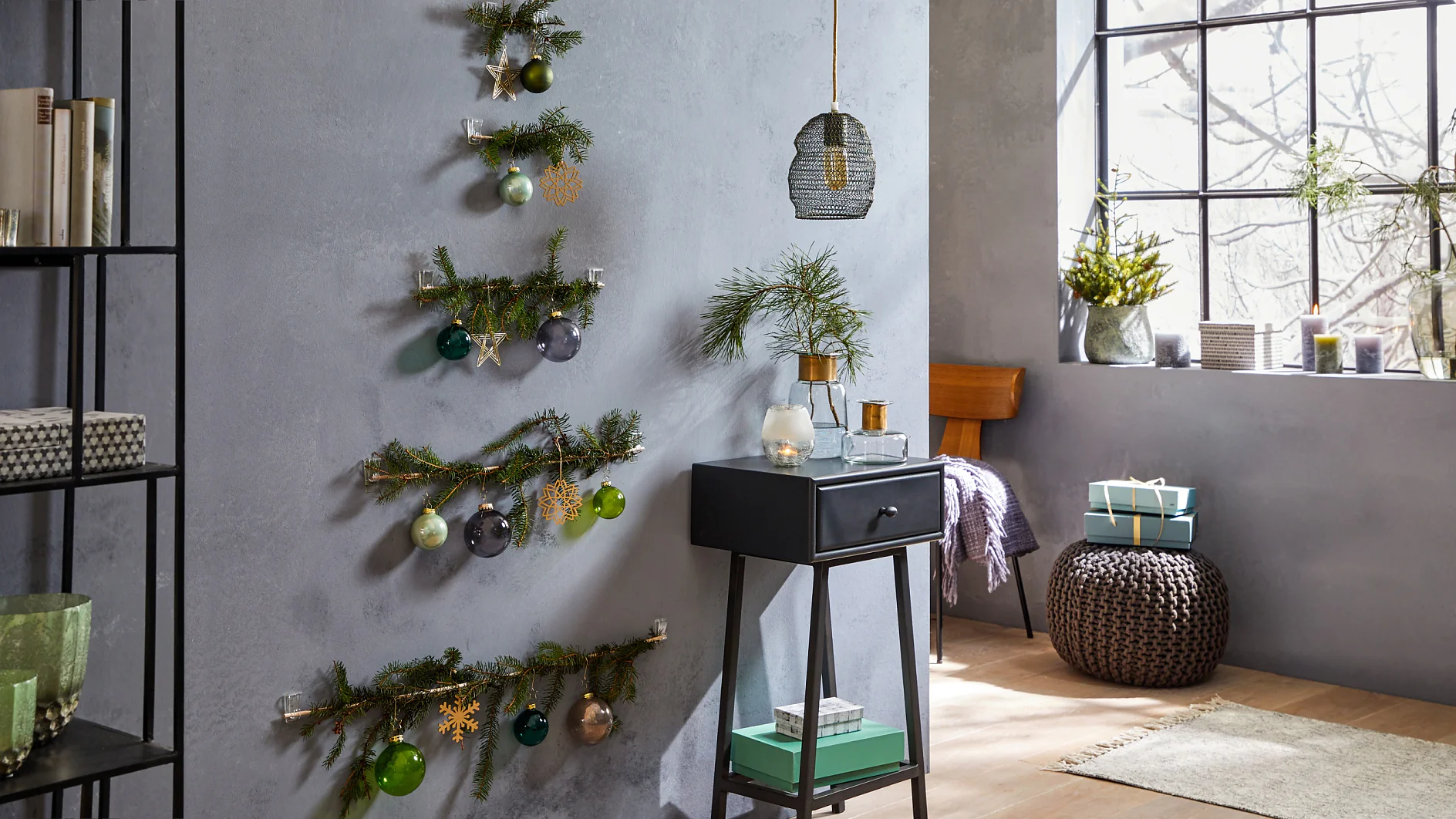 Für viele ist ein Weihnachtsbaum DAS Symbol fürs Fest. Doch wer sagt, dass es immer einer aus Tanne sein muss? Im Flur oder in kleinen Räumen macht sich auch das stilisierte Modell an der Wand gut. Und da es mit Powerstrips® befestigt wird, kann es nach den Feiertagen ganz einfach und spurlos entfernt werden.