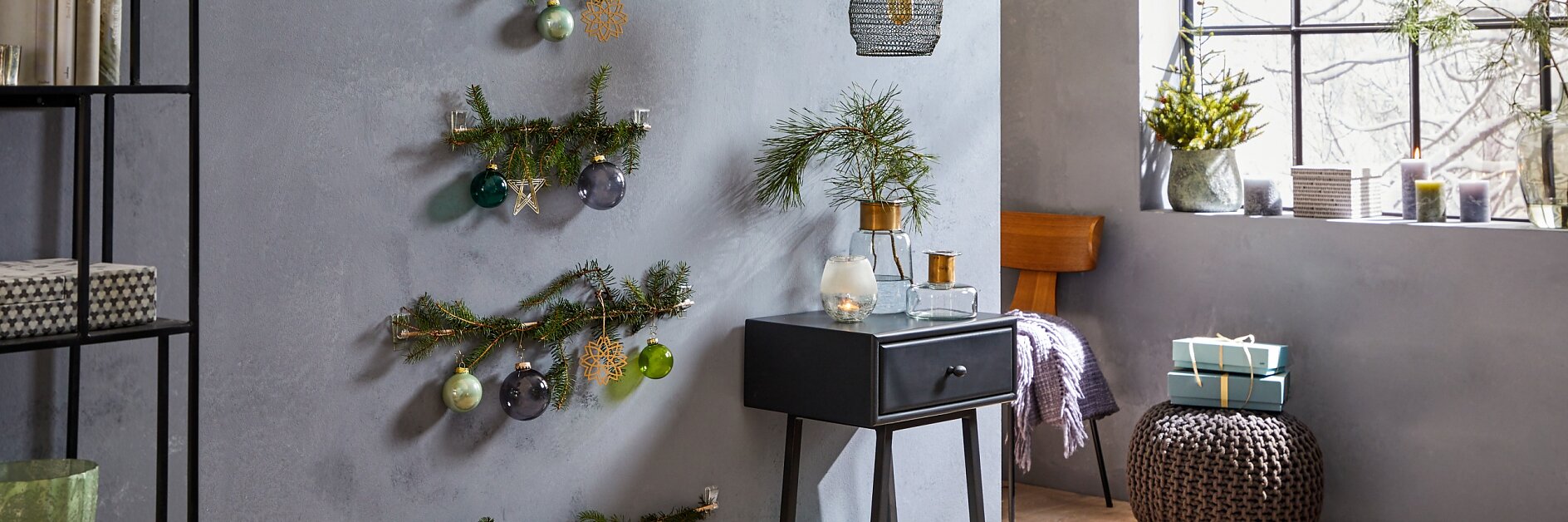 Für viele ist ein Weihnachtsbaum DAS Symbol fürs Fest. Doch wer sagt, dass es immer einer aus Tanne sein muss? Im Flur oder in kleinen Räumen macht sich auch das stilisierte Modell an der Wand gut. Und da es mit Powerstrips® befestigt wird, kann es nach den Feiertagen ganz einfach und spurlos entfernt werden.