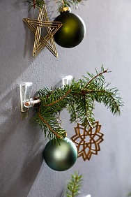 Für viele ist ein Weihnachtsbaum DAS Symbol fürs Fest. Doch wer sagt, dass es immer einer aus Tanne sein muss? Im Flur oder in kleinen Räumen macht sich auch das stilisierte Modell an der Wand gut. Und da es mit Powerstrips® befestigt wird, kann es nach den Feiertagen ganz einfach und spurlos entfernt werden.