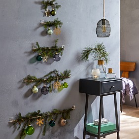 Für viele ist ein Weihnachtsbaum DAS Symbol fürs Fest. Doch wer sagt, dass es immer einer aus Tanne sein muss? Im Flur oder in kleinen Räumen macht sich auch das stilisierte Modell an der Wand gut. Und da es mit Powerstrips® befestigt wird, kann es nach den Feiertagen ganz einfach und spurlos entfernt werden.
