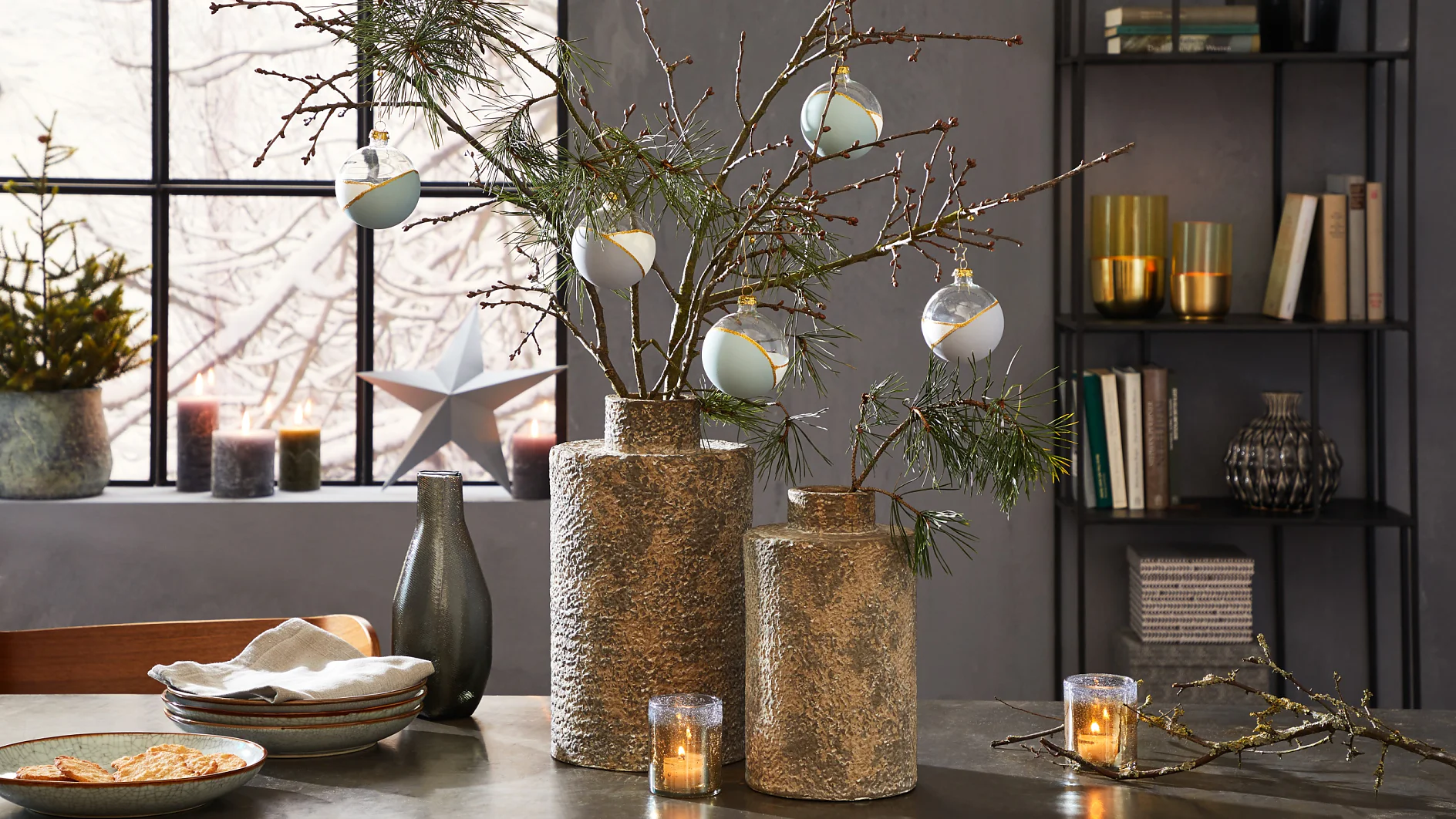Mit ein bisschen Zuwendung, Farbe und Glitzer verwandeln sich schlichte Glaskugeln in kleine Schmuckstücke, die jedem Weihnachtsstrauß oder Tannenbaum einen individuell-festlichen Anstrich geben.