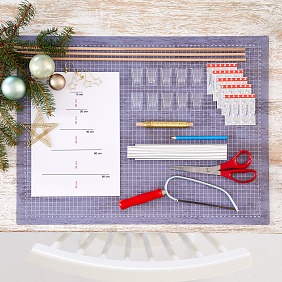 Das brauchen wir: 
Ausgedruckte Schemazeichnung Baum, 3 Rundholzstäbe Ø 0,6 cm, Puksäge, Bleistift, Zollstock, Golddraht, Tannenzweige, Schere, Kugeln und Anhänger zum Dekorieren, 10 tesa Powerstrips® TRANSPARENT Haken Large 

Zeitaufwand: ca. 0,5 Stunden