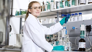 Dieser Beruf zeichnet sich vor allem durch seinen interessanten Mix aus Technik und Chemie aus.