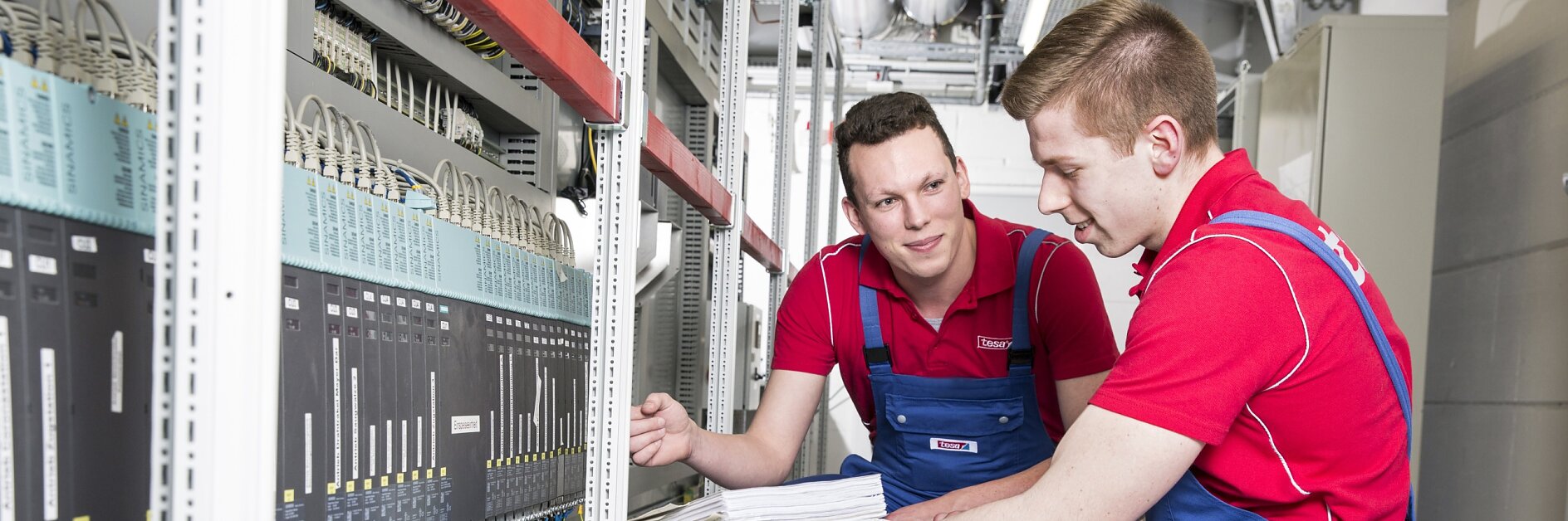 Ohne Dich läuft in unserem Werk nichts: Als Elektroniker/-in für Betriebstechnik bringst Du den Strom in die richtigen Bahnen.