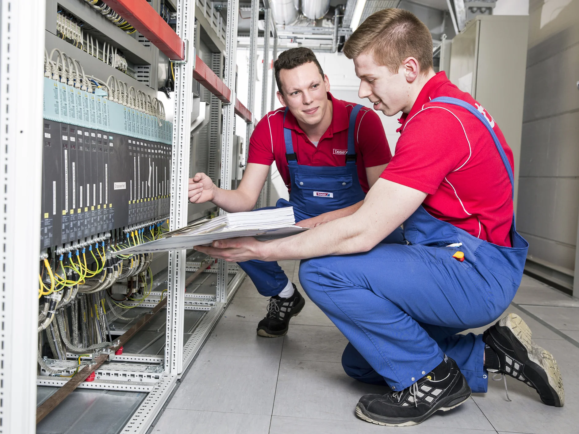 Ohne Dich läuft in unserem Werk nichts: Als Elektroniker/-in für Betriebstechnik bringst Du den Strom in die richtigen Bahnen.
