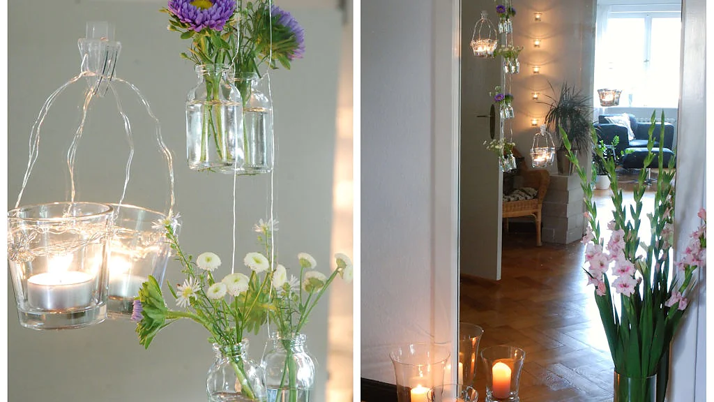 Das linke Bild zeigt hängende Kerzenhalter und kleine Vasen mit Blumen. Das rechte Bild zeigt eine Raumreflexion in einem Spiegel mit Kerzen, einem hängenden Display und Vasen mit Gladiolen. Der Boden ist aus Holz und im Hintergrund steht ein Korbstuhl. (This text has been generated by AI)