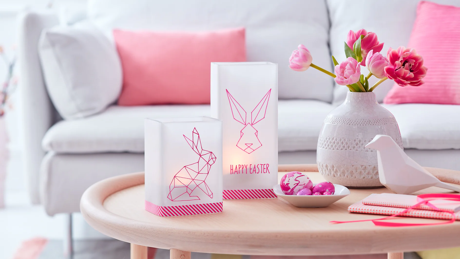Auch Langohren gehen mit der Zeit: Hier verzieren sie im angesagten Origami-Stil zwei Windlichter. Damit man sie nicht übersieht, werden sie in Neonpink aufs Papier übertragen.