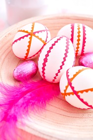 Einfacher geht's kaum: Die ausgeblasenen Eier werden mit Neon Tape beklebt, das mit der Zickzackschere zugeschnitten wird. Und wer keine echten Eier zur Hand hat, schummelt mit Plastikeiern!