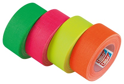 Vier Rollen farbiges Tesa-Klebeband sind diagonal vor schwarzem Hintergrund aufgereiht. Die Farben sind von links nach rechts grün, rosa, gelb und orange. Auf den Seiten der Rollen ist der Markenname „tesa“ zu sehen.