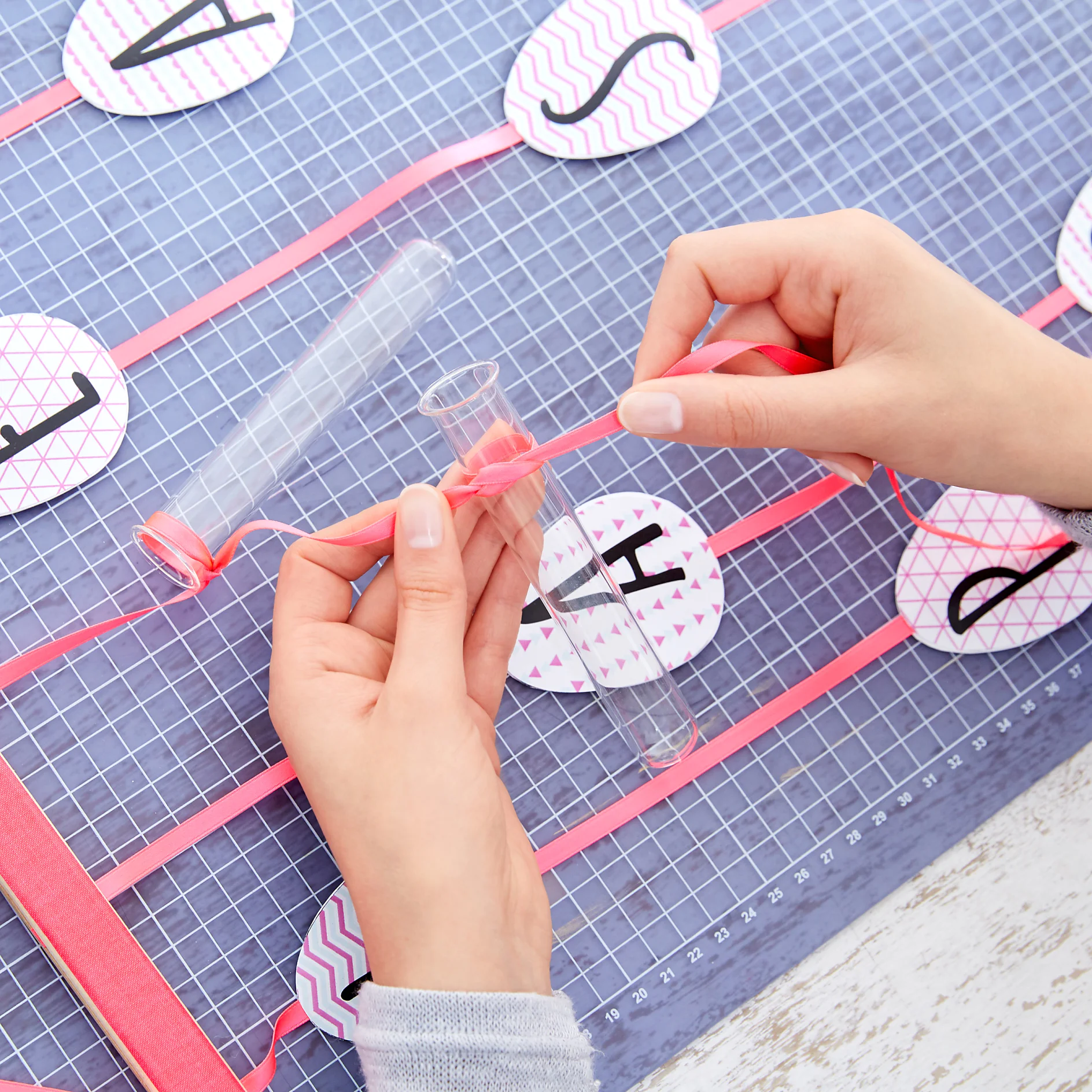 tesa Trendpapier Ostern / Idee 1: Wandbild Happy Easter / Schritt 7