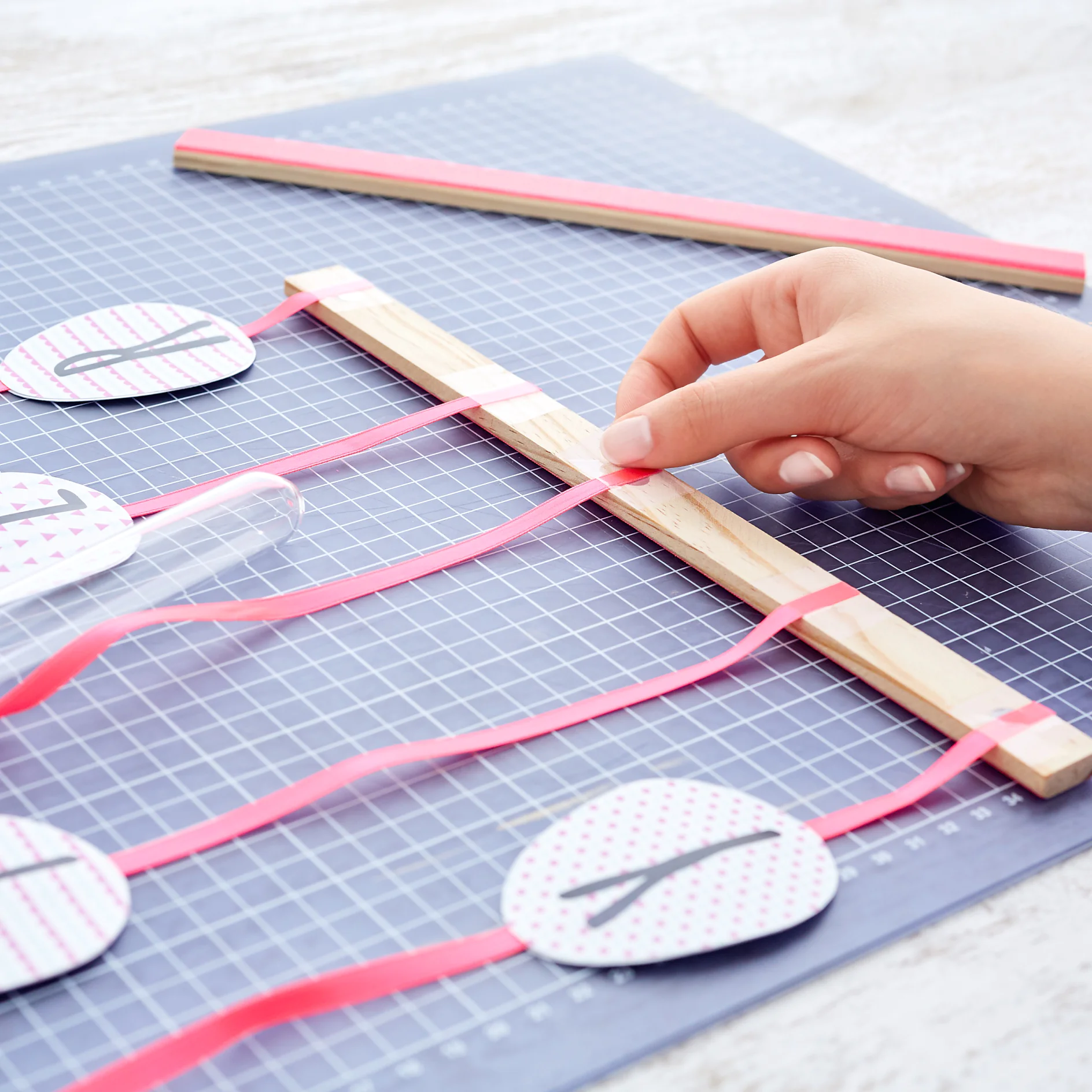 tesa Trendpapier Ostern / Idee 1: Wandbild Happy Easter / Schritt 8