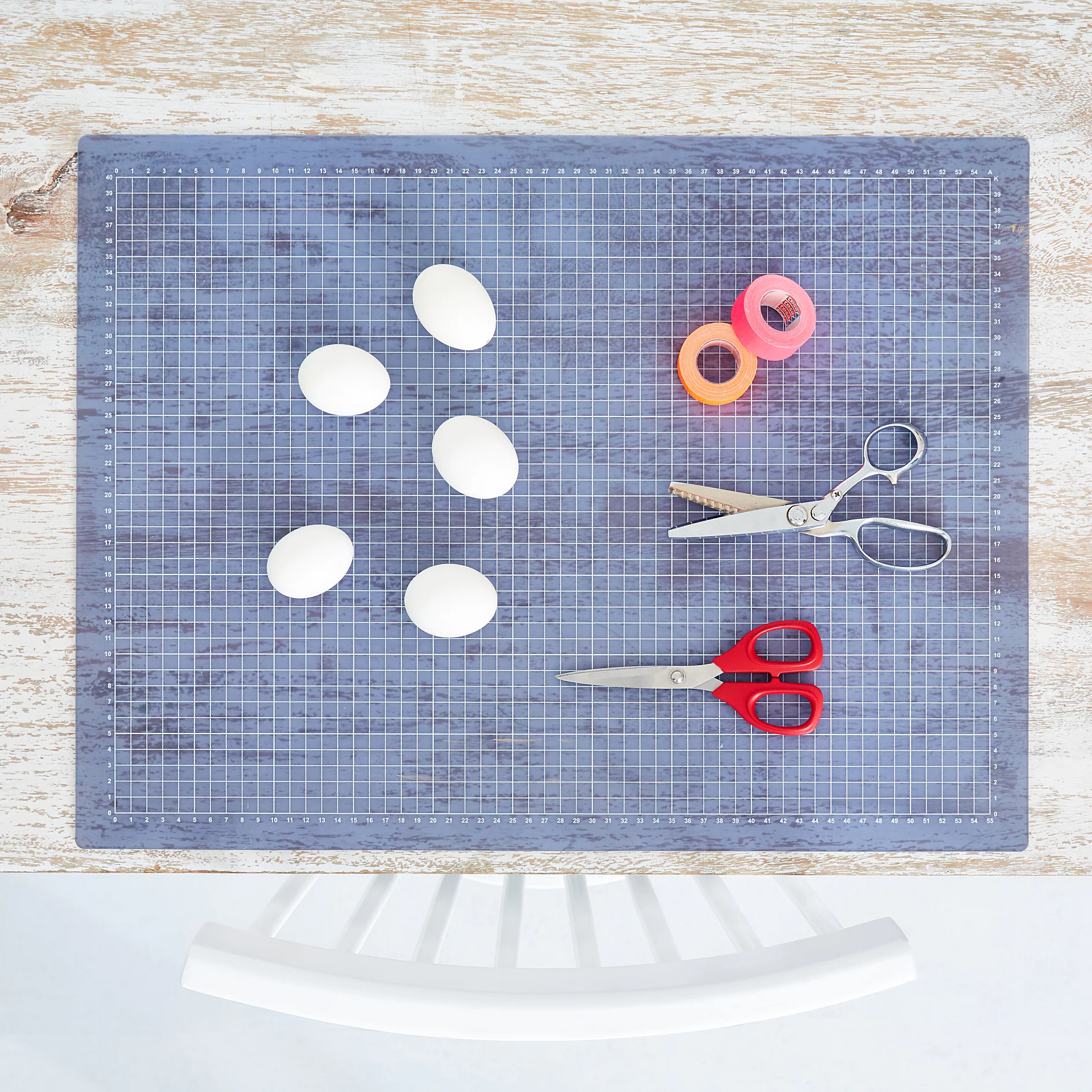 tesa Trendpapier Ostern / Idee 5: Neon-Eier / Schritt 1