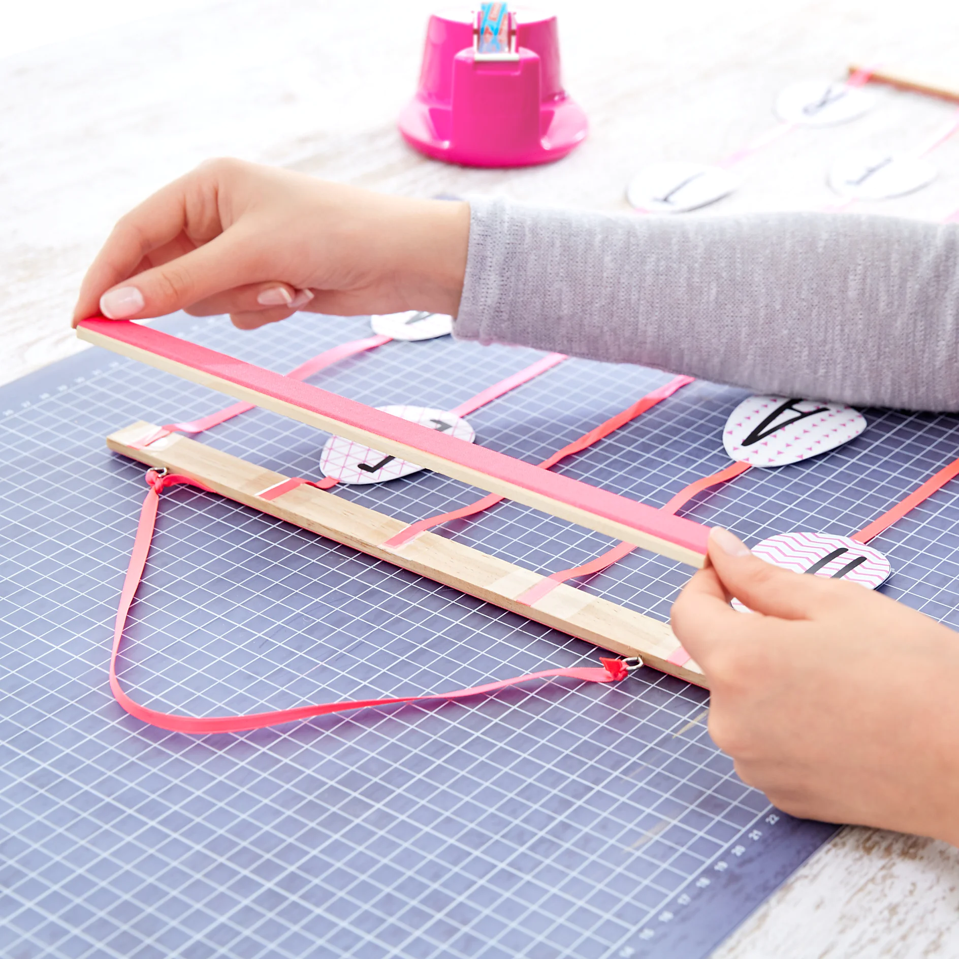 tesa Trendpapier Ostern / Idee 1: Wandbild Happy Easter / Schritt 6