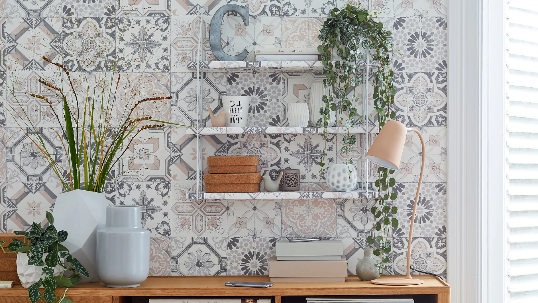 Die Mühe, um dieses Regal nachzumachen, ist minimal – der Effekt dafür aber maximal, denn die mit Tapete bezogenen Ablageböden scheinen mit der Wand zu verschmelzen, und man muss schon zweimal hinschauen, um den originellen Trick zu erkennen.