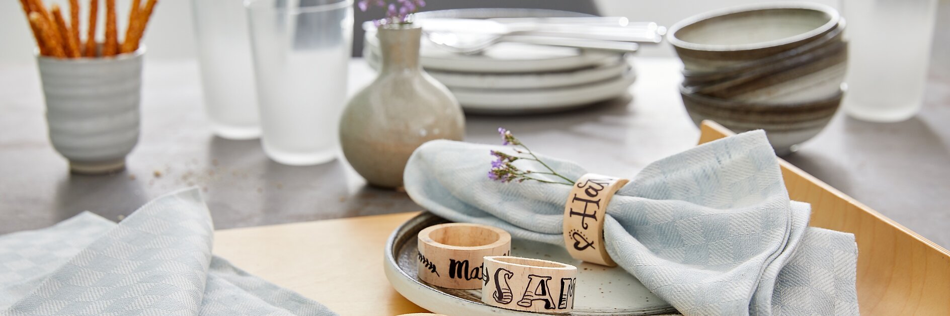 Geht’s noch persönlicher? Diese Serviettenringe, die zugleich Tischkarten sind, werden mit vorher bemalten und beschrifteten tesafilm® Streifen umklebt. Das Ergebnis: ein individueller Tischschmuck für jeden Gast.