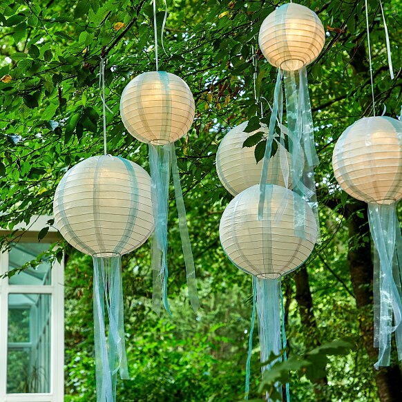 tesa trendpapier 37 / Idee 5 Lampions mit Bändern tesa